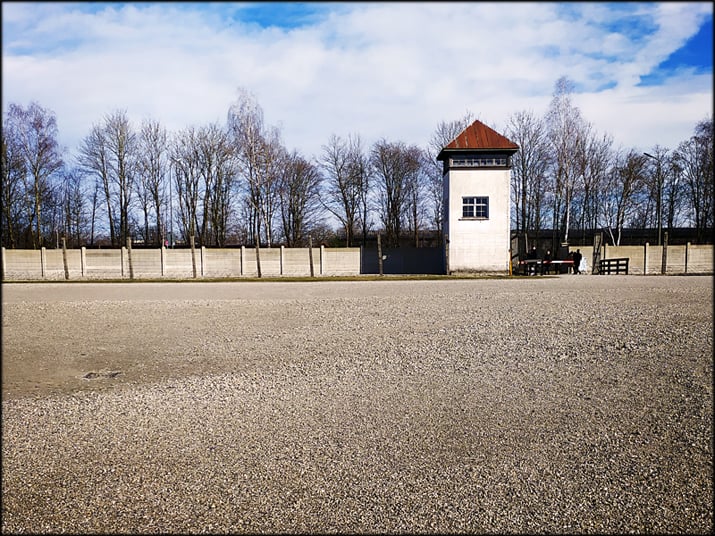 Dachau: torre de vigia sobre o campo aberto